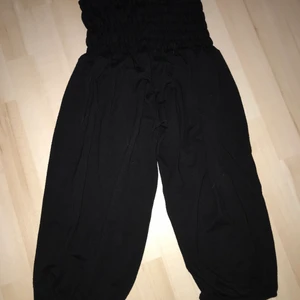 Svarta mjukisbyxor - Ett par svarta snygga mjukisbyxor. Längst uppe vid höften är det tajtare, väldigt snyggt. Väldigt mjuka och sköna. Väldigt fint skick. Kontakta mig för fler bilder. Priset kan diskuteras! ❤️