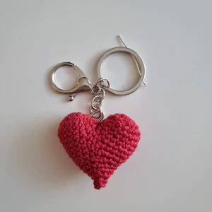 Virkat hjärta - nyckelring.  - Virkat hjärta - nyckelring.  Söt present till alla hjärtans dag. Följ mig på Instagram för fler bilder och videor. @din__sol