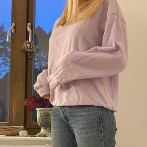 Lila sweatshirt  - Söt lilasweatshirt, säljer för att den inte kommer till användning. Inte mycket använd