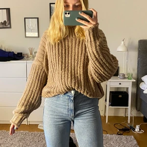 Stickad tröja HM - Jättemysig stickad tröja med polokrage från H&M som inte kommer till användning. Perfekt nu på vintern. 