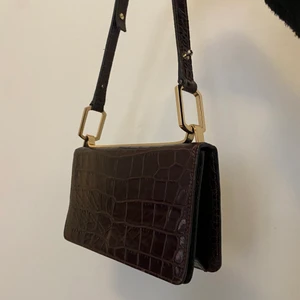 Mörkbrun väska läderimitation  - Handväska 90tals-stil från Othee stories. Original pris 1300kr. Mörkbrun