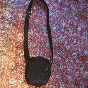 Axelremsväska svart - En fin axelremsväska jag andvänt några gånger. Fint skick. Säljer pga andvänder inte längre