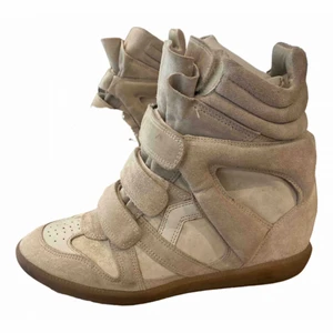 Isabel Marant Beckett  - Säljer dessa Isabel Marant skor då de legat längst bak i garderoben i ca 5år nu, använda 5-6ggr, väldigt bra skick, köptes för 4800kr. Inkluderar leverans i mitt pris 