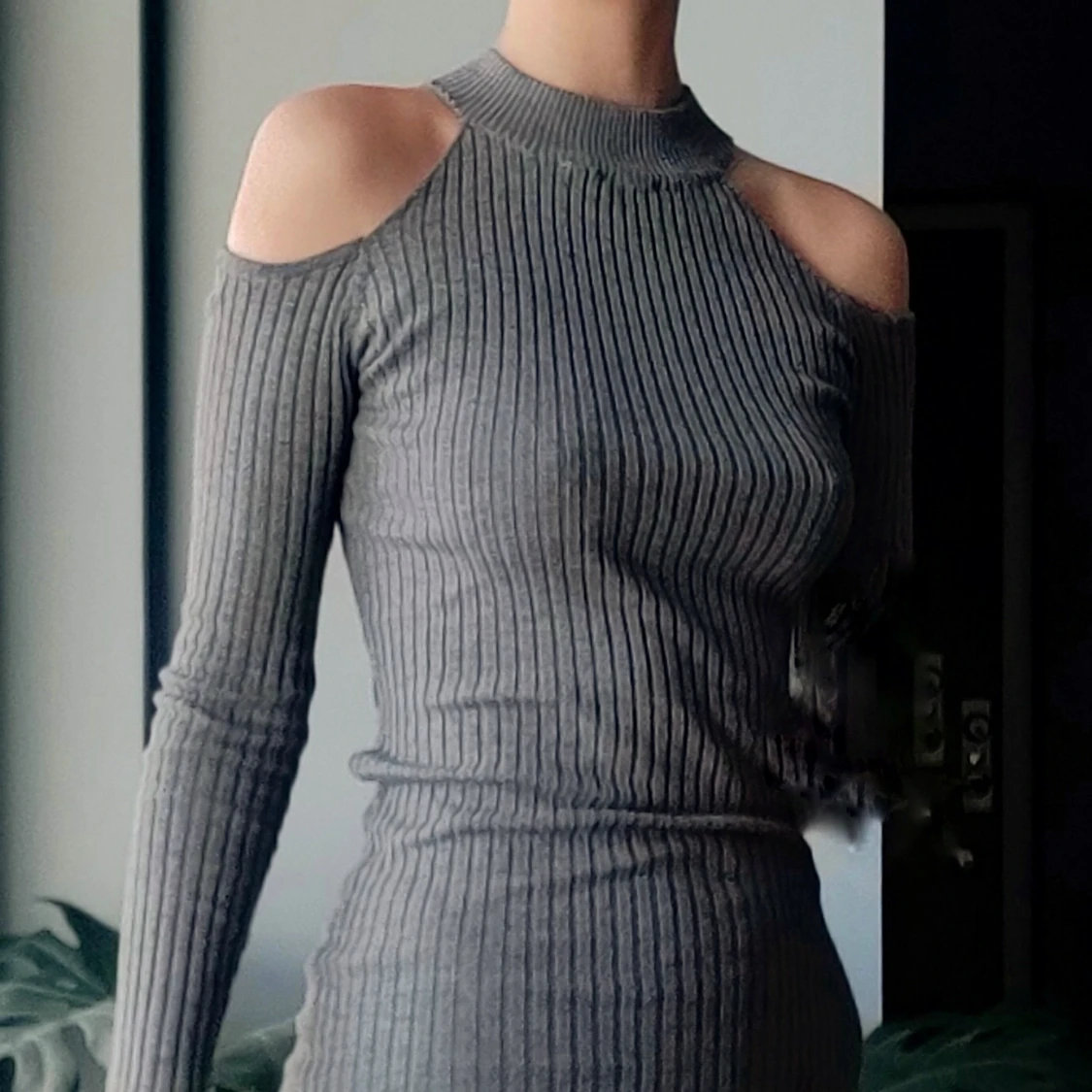 Grå långklänning med öppna axlar