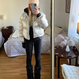 Pufferjacka - Silvrig pufferjacka, kommer inte längre till användning men är i superfint skick!🤍