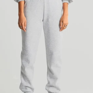 Gråa mjukisbyxor - Gråa mjukisbyxor från Gina Tricot petit, stl S, säljs pga att de är väldigt för korta