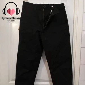 Svarta byxor - Svarta byxor i strl 30. Säljs av Rytmus Stockholms Elevkår, alla kläder som säljs har skänkts utav elever på Rytmus och de pengar som samlas in från klädinsamlingen ges oavkortat till WWF. Ta chansen och köp fina kläder second hand och bidra på samma gång till att bevara miljön!