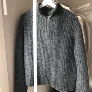 Half zip stickad tröja - Jättefin tröja från weekday, använd några enstaka gånger och är i jättefint skick!