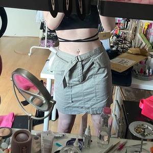 Kjol - Säljer denna Y2K cargo skirt!!! Köpt i Kroatien för 4 år sedan men endast använd fåtal gånger, så den är i väldigt bra skick! Storlek 38, men passar S-M skulle jag säga☺️