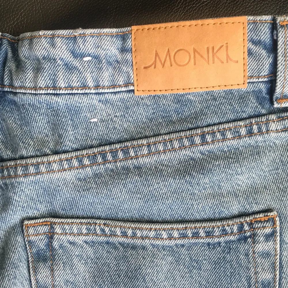 Mina Monki shorts storlek 30 170/76A jätte söta är i helt nytt skick har använd den 1 gång säljer för har mkt i garderoben hör av dig om du har frågor köpte den för 250 kr i somras. Shorts.