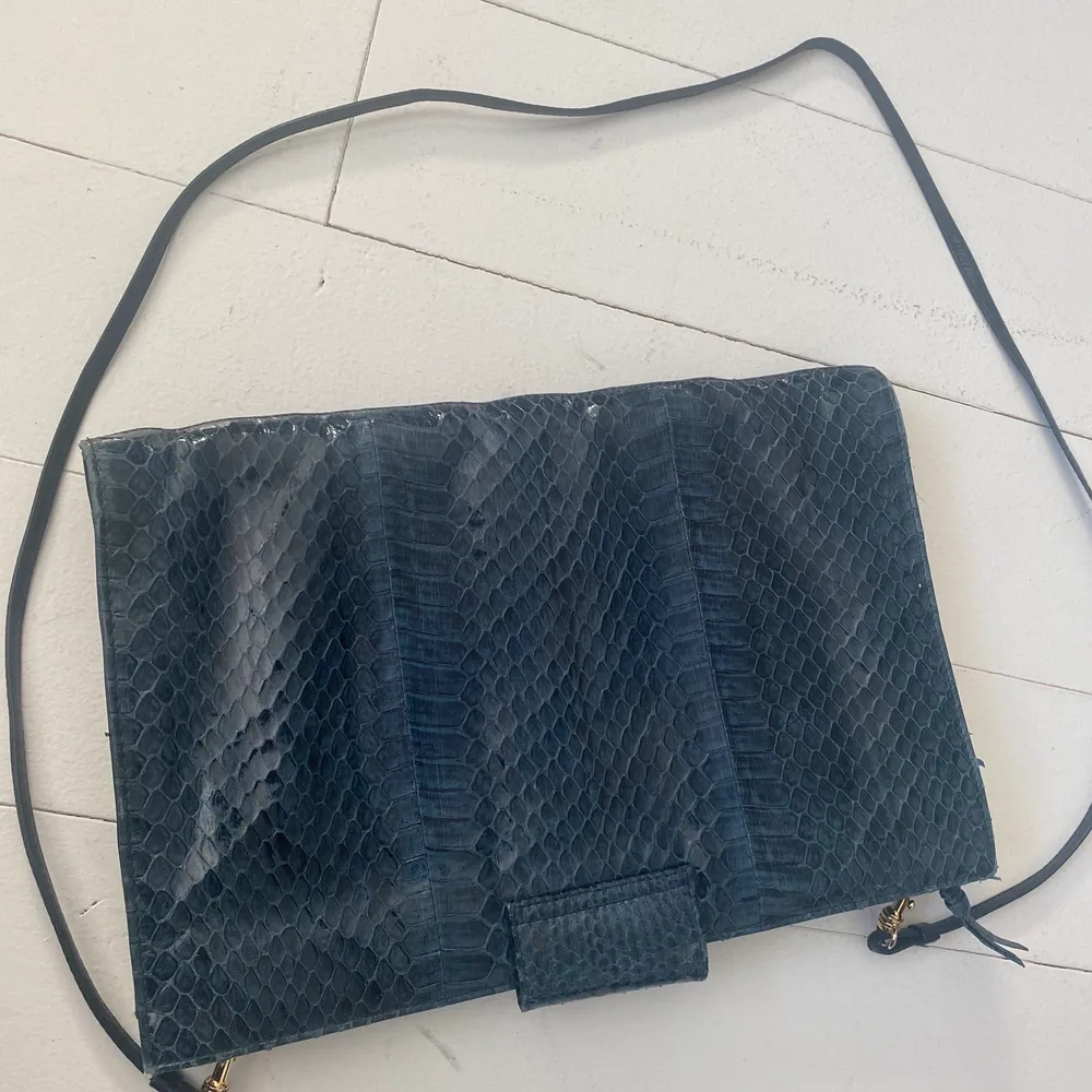 Fin handväska köpt i cool vintageaffär i LA. Blå, 100% färgat ormskinnsptäglat skinn . Väskor.