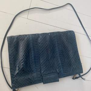 Fin handväska köpt i cool vintageaffär i LA. Blå, 100% färgat ormskinnsptäglat skinn 