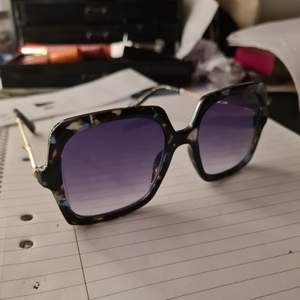 Annorlunda och jätte coola solglasögon! Köpt för 100kr säljs för 70kr. Kom privat för mer bilder hur det sitter på:) 