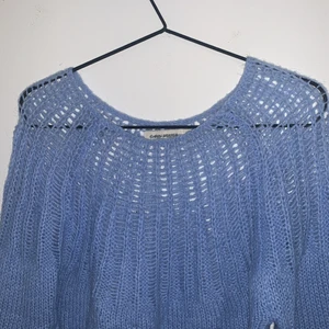 Blå stickad tröja från Carin Wester - Fin stickad tröja med ballong ärmar.🌺
