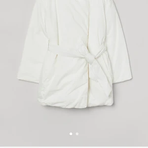 HM jacka XL, nyskick! - Hur härlig som helst,känns som att man virar in sig i ett fluffigt täcke. Sparsamt använd, djur och rökfritt hem. Postar eller möts upp!✨