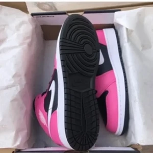 Air Jordan 1 mid Pinksicle - Air Jordan 1 mid Pinksicle. De är 5.5 Y, själv har jag 38 i skostorlek men de är lite stora och passa de som har 39 också.
