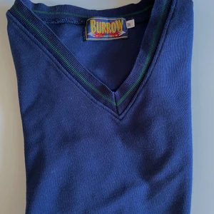 Väst  - Blå, tunn stickad väst. V ringad. Väldigt cool men typ vit polo under!