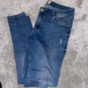 Jeans med lite slitningar, ljusblå 