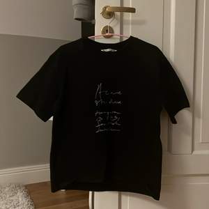 Säljer denna lite oversize acne t-shirt då den aldrig kommer till användning. Den är som ny och har använts fåtal gånger. Storlek xs men skulle säga att man kan ha den från xs-m beroende hur man vill att den ska sitta 