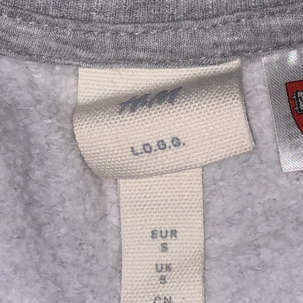 Grå tröja från HM som är använt många gånger men är ändå i bra skick. Den är i storlek S men jag skulle säga att den är rättså liten i storlek och passar någon som är XS. Köpt för över 1 1/2 år sedan. Priset går att sänka. Tröjor & Koftor.