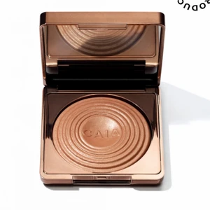 Caia bronzer - Säljer min helt oöppnade Caia bronzer som är i förpackning och aldrig öppnad då jag råkade beställa fel färg💕 Helt oanvänd och i orginalförpackning, nypris 325 säljer för 150💕 Den är i färgen la digue💕