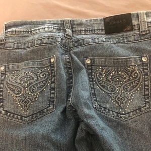 Jeans  - Säljer dessa jeans då dom inte kommit till användning!! Super fint tryck där bak och lågmidjade. Strl 36 passar 34 oxå. Säljer för 300kr ( om fler ör vid intresse så får den med högst bud) 