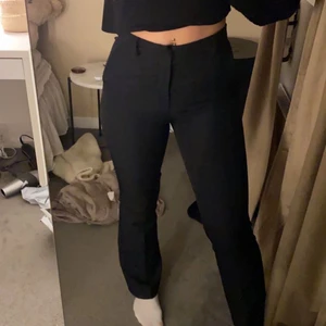 Svara kostymbyxor  - Andvända en gång så jätte fint skick, dom finns inte kvar, köparen står för frakten 💕