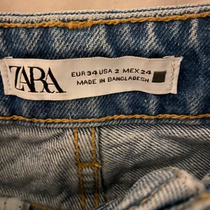 Vida byxor - Säljer dessa vida byxor ifrån Zara, använda 1-2 gånger så fint skick💞 jag är 174 ungefär och dom är bra längd i benen på mig, så dom går över skorna. Skulle nog passa någon som är 175-178 också! Frakt ingår inte i priset 