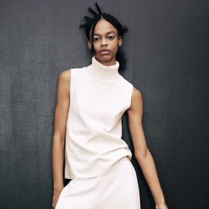 Ärmlös polotopp  - Säljer denna ”topp soft” från Zara🤍 Den är slutsåld på hemsidan! Den är i storlek L men passar mig som har S-M🤍 Den är endast prövad en gång och har fortfarande prislappen på🤍 Skriv för egna bilder!