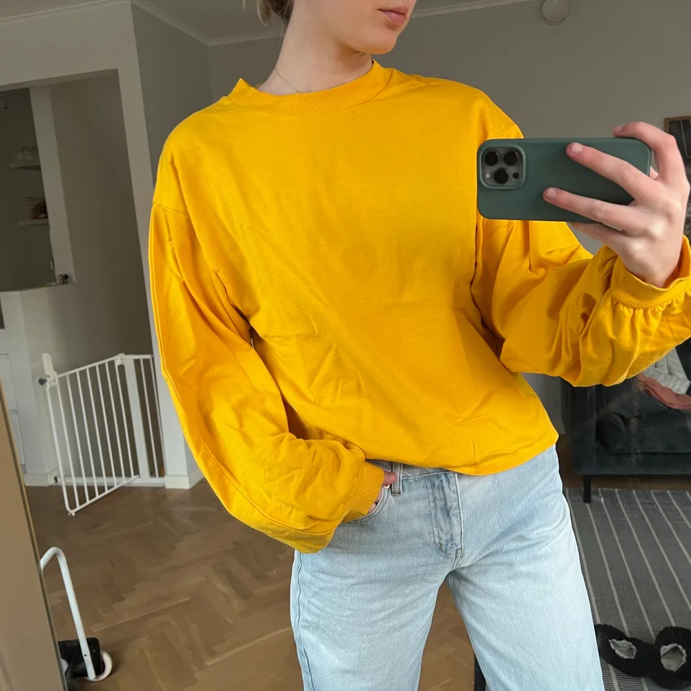 Denna gula långärmade tröjan är i storlek S. Den är aldrig använd och är i t-shirt material så går att ha hela året om.. T-shirts.