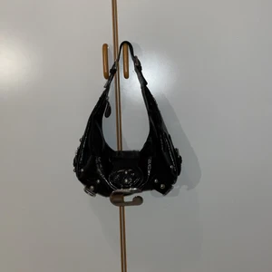 Guess väska - Säljer en fin guess väska så den aldrig kommit till Användning! Buda från 500kr! 💕💕