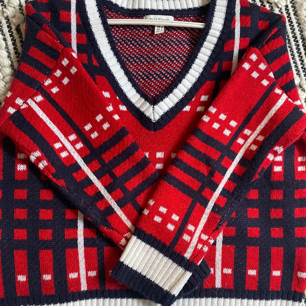 Jag säljer denna vackra tröja, använd max 4 gånger.  detta tillstånd är 10/10. storlek S men passar även som M. Skriv på priv för mer information😊❤️. Tröjor & Koftor.