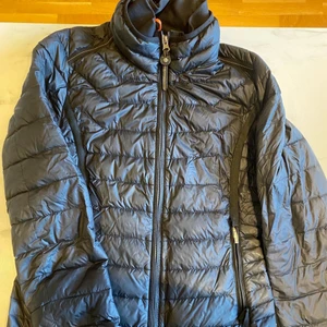 Parajumpers - Använd parajumpers jacka med ett lagat hål på ryggen