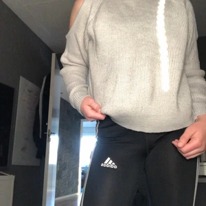 Grå stickad tröja - Har aldrig använts men har fått den av en kompis men som använt den , den är i jättebra skick och jätte mysig. Storlrx Xs och kostar 60kr💓