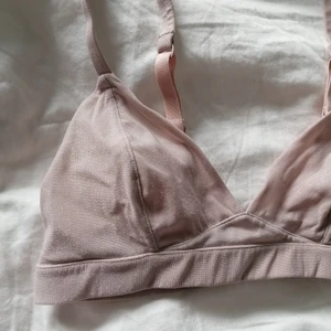 Bralette  - Sån fin ljusrosa bralette / BH med lite glitter i tyget. Storlek XS men passar även S Eller liten M. Bra stöd! 