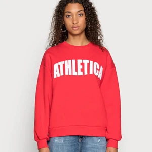 Swetshirt ifrån gina!❤️‍🩹 - Säljer en jättemysig och skön swetshirt då den inte har kommit till användning. Den är i jättefint skick och har blivit använd kanske 5 gånger? Den är i en fin röd färg och är lite mer röd än vad bilderna visar. Kan skicka bilder vid intresse och jag säljer den för 80kr ( köpt för 299kr) Då den är som ny så är det riktigt bra pris! Postar för 66kr då är det spårbar frakt🥰 Storlek M men passar både större och mindre🥰