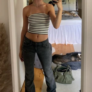 Lågmidjade jeans med slits - Jättefina mörkgrå lågmidjade jeans med slits❤️❤️❤️  nypris 1000kr, jag är 166 cm. Skulle kunna passa längre då det är lite långa på mig