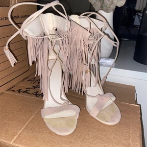 Klackar från NA-KD  - klackar från NA-KD i storlek 38. Snöre längst upp som man kan knyta ovanför vaden! 