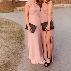 Ljusrosa balklänning  - Ljusrosa balklänning, endast använd 1 gång på en bal utan alkohol.