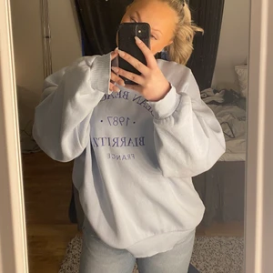 Ljusblå sweatshirt - Säljer en fin, väldigt oversized sweatshirt. Sällan använd och då fortfarande i väldigt fina skick!💗