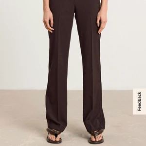 Fiona kavaj byxa från Lindex  - Raka kavajbyxor som är extra långa, passar mig som är 177cm lång. Sitter superfint och casual. Men har inte kommit till användning, helt nya endast provade hemma. Har både bruna och svarta i storlek 40, jag är 177 och väger ca 76kg dem sitter superbra på mig. Lagom tighta. Säljer för 200 styck och köparen betalar frakten. Köpta för 500kr styck 