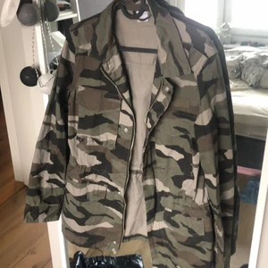 Kamouflage jacka - Från Gina inte jätte använd