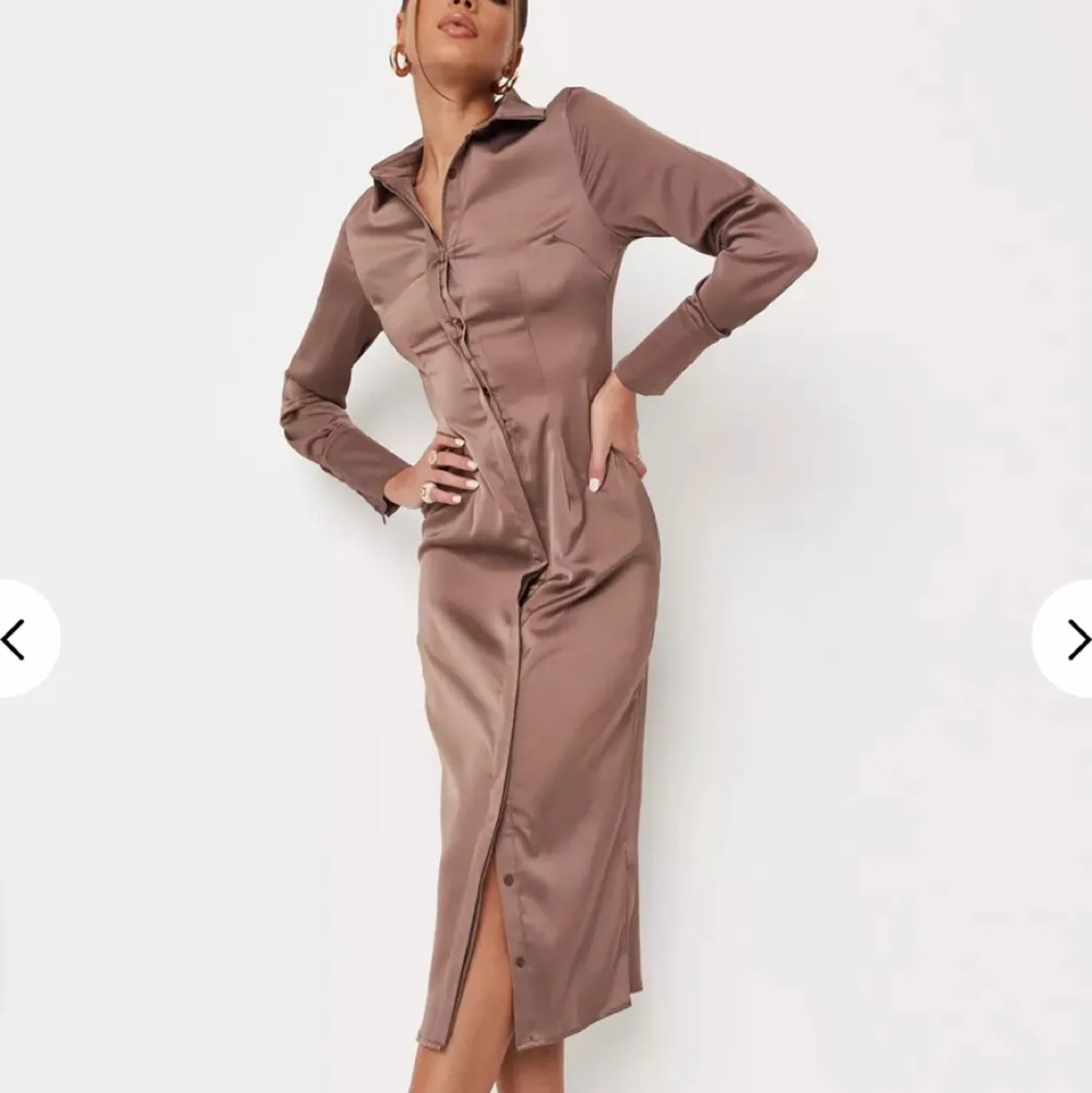 Brun satin klänning. Väldigt fin och elegant skulle jag säga. Aldrig använd bara testad så den är i nyskick. Strl 36 men skulle säga att den sitter mer som en XS. Från missguided . Klänningar.