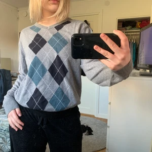Dressman argyle sweater Stl.M - Cool ”grandpa sweater” från Dressman! Älskar denna tröjan då den har så härliga färger, både det gråa på tröjan och de blåa tonerna på mönstret är underbara! Den är så sjukt skön, skicket är super och den sitter fint på kroppen. Den är V-ringad och är i storlek M. Riktig drömtröja!!😍