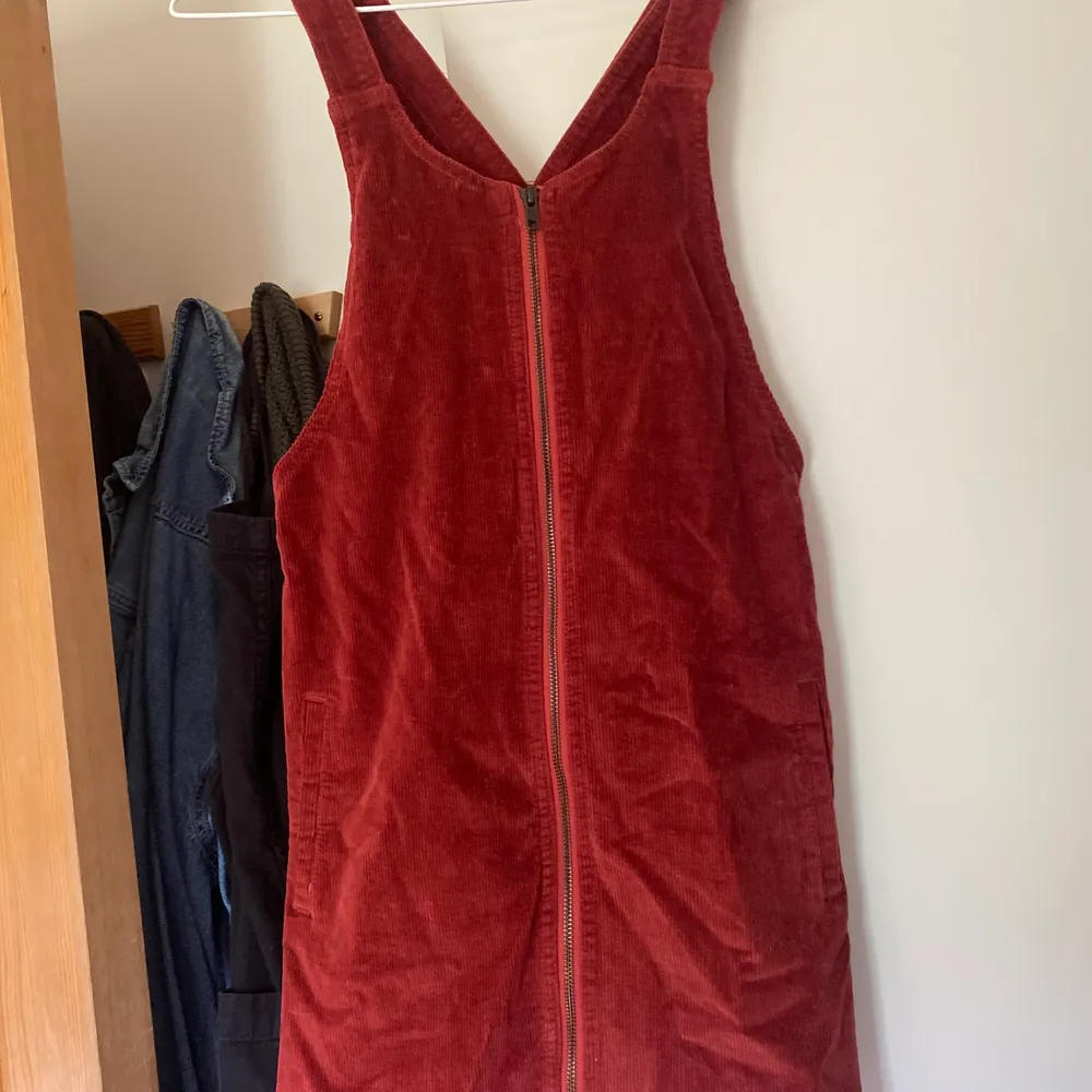 Röd hängselklänning i manchester storlek s, köpt i Australien för nått år sen, tänker 150kr plus 66kr spårbar frakt 🌸. Klänningar.