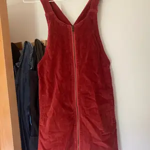 Röd hängselklänning i manchester storlek s, köpt i Australien för nått år sen, tänker 150kr plus 66kr spårbar frakt 🌸