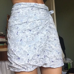 gullig kjol - perfekt omlottkjol till sommaren! Tunn och skön, står storlek XL men passar mellan XS-XL då du knyter den själv! Jag p bilden har xs puss 