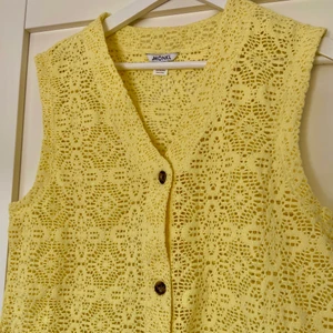 Virkad gul väst  - Säljer min helt oanvända gula väst från Monki, eftersom att jag inte har hittat tillfälle att använda den! Jag som har storlek S-M tog denna i L och den passar perfekt med ytterst lite oversize 💛💛💛 köparen står för frakten 📦 