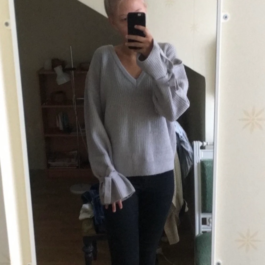 Linn Ahlborg x na-kd v-neck tie sleeve sweater i grå