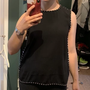 Blus med runda nitar - Snygg svart blus med silvriga runda nitar! Passar superbra till svart kjol eller svarta byxor. Faller väldigt snyggt!